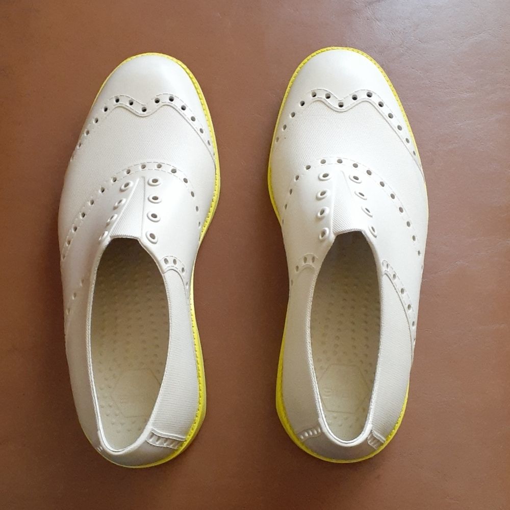 Biion shoes Men size 4 ivory lite green